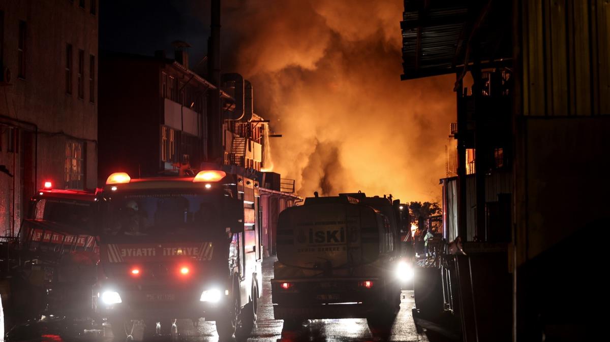 kitelli evre Oto Sanayi Sitesi'nde kan yangn sndrld