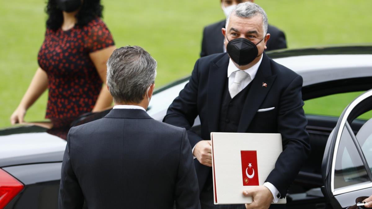 Trkiye'nin Berlin Bykelisi en, Cumhurbakan Steinmeier'e gven mektubunu sundu