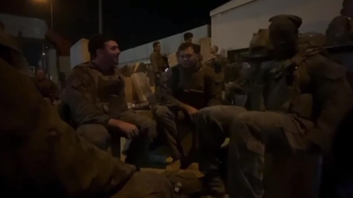 Kabil Havaliman'nda inanlmaz anlar! ABD'li askerlerin Afganistan' terk etmeden nceki grntleri ortaya kt
