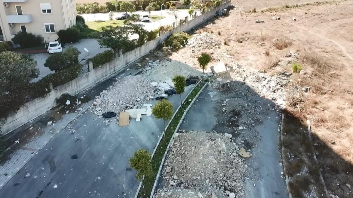 Sitelerin nne kamyonlarca hafriyat dkp katlar