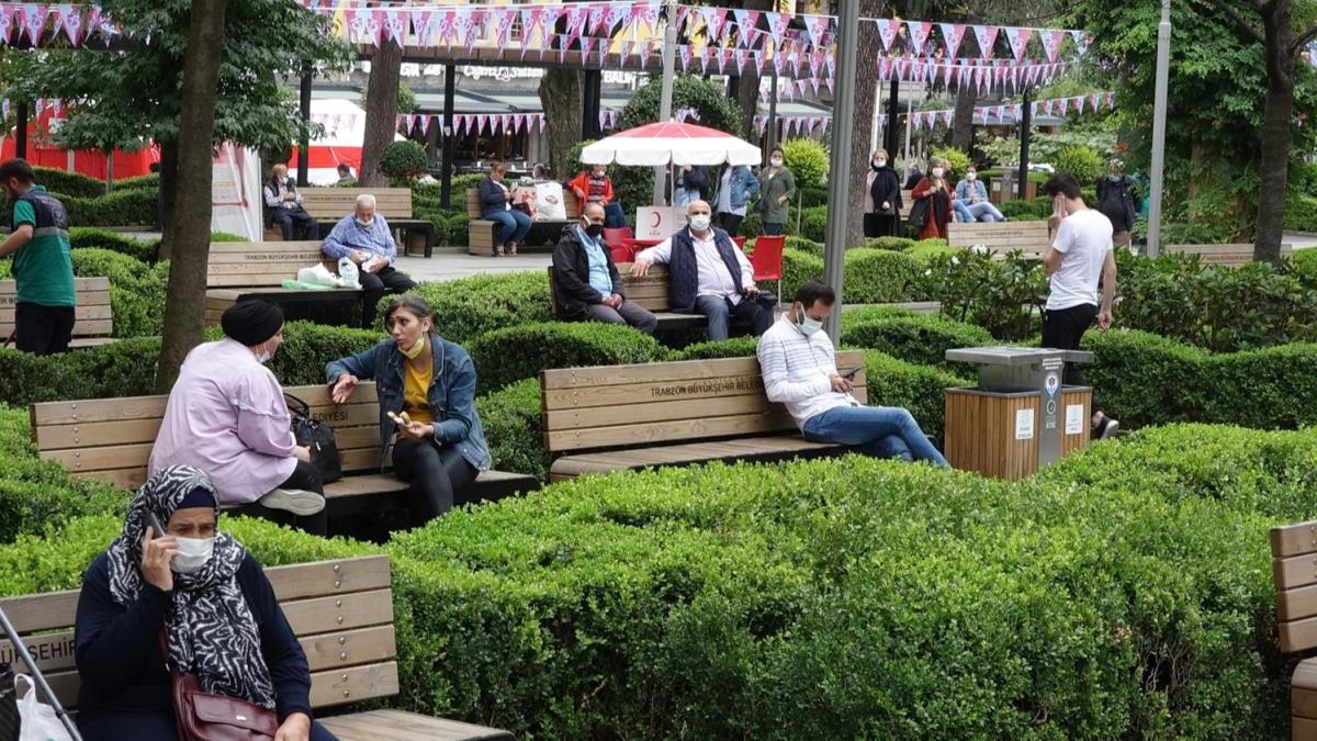 Trabzon'da caddeler dolu, pandemi unutuldu