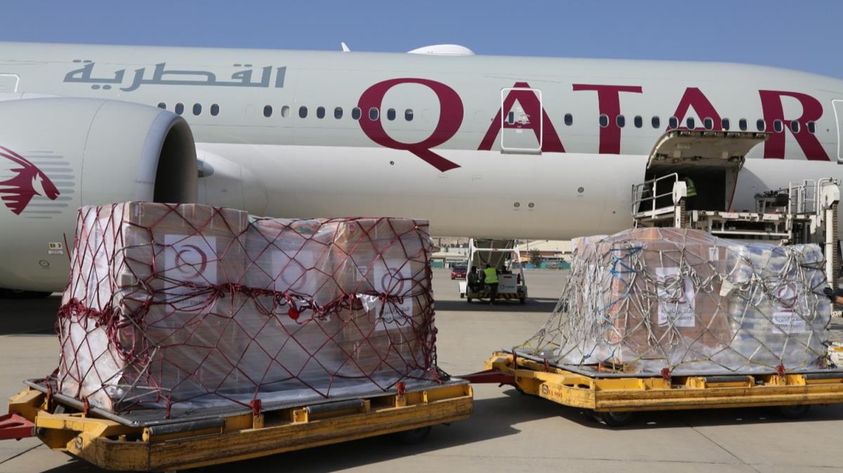 Katar'dan insani yardm tayan nc uak Hamid Karzai Uluslararas Havaliman'na indi