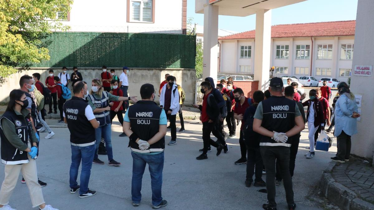 Okullardaki zehir tacirlerine operasyon