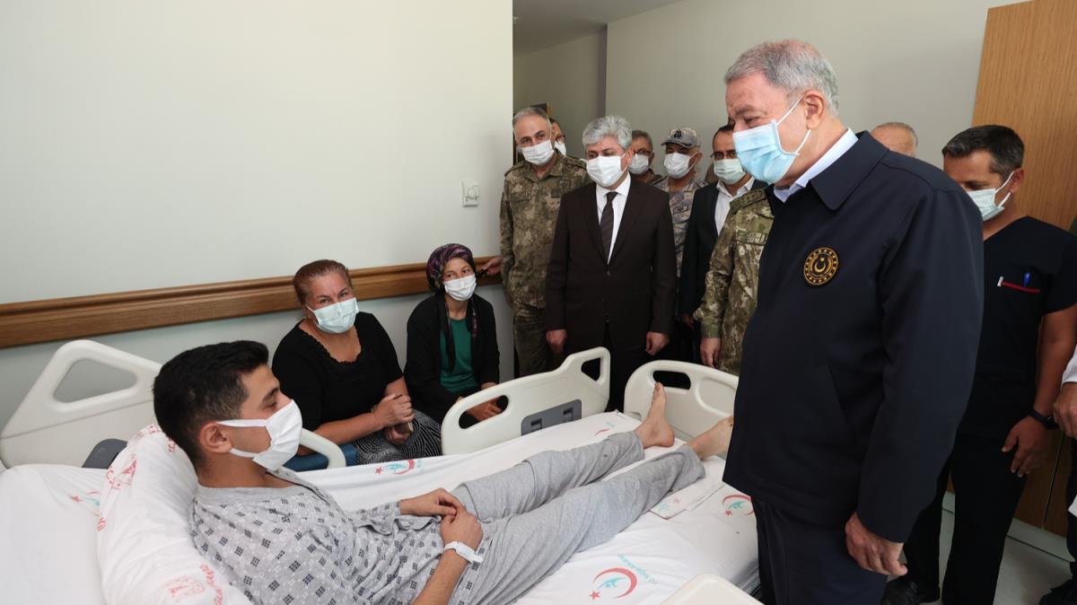 Bakan Akar, dlib'te yaralanan askerleri ziyaret etti