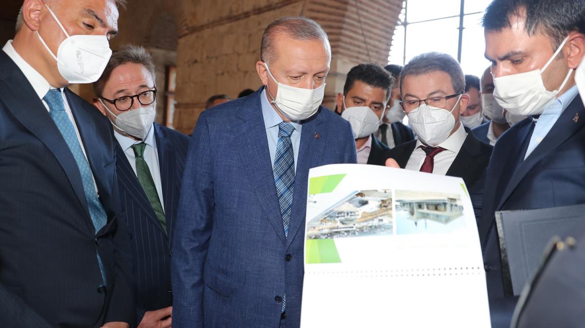Cumhurbakan Erdoan'dan restorasyonu devam eden klaya ziyaret 