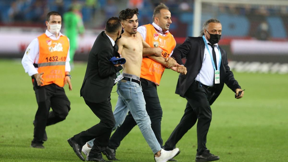 Trabzonspor-Galatasaray manda taraftar sahaya girdi! Yldz oyuncunun yanna kotu: Dzgn top oyna 