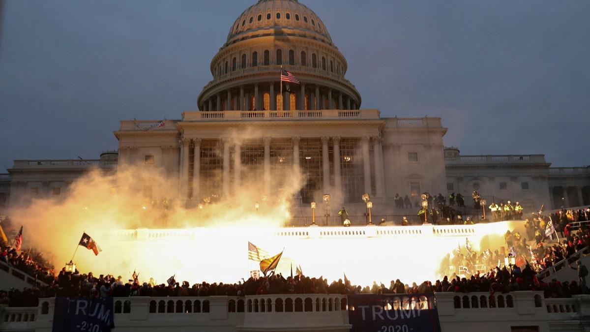 ABD'yi korku sard: Kongre binas demir itlerle evrilecek
