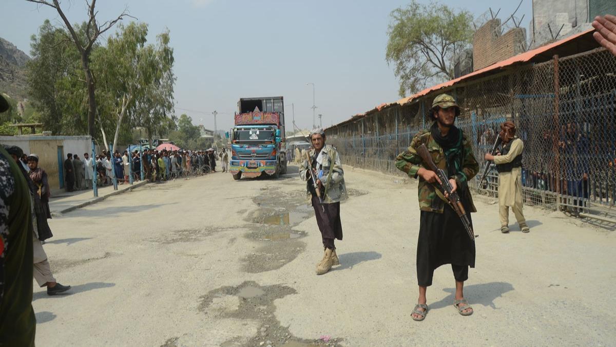 Taliban, Pakistan-Afganistan arasndaki Torkham snrndan yaya geilerini durdurdu