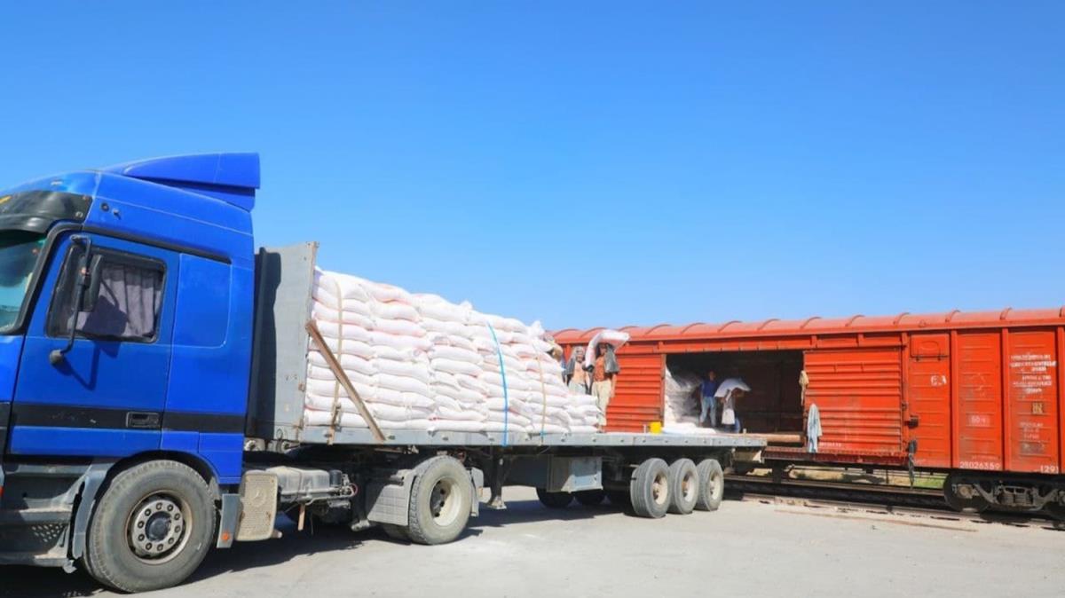 zbekistan'dan 25 vagon insani yardm: Yetkililerine teslim edildi