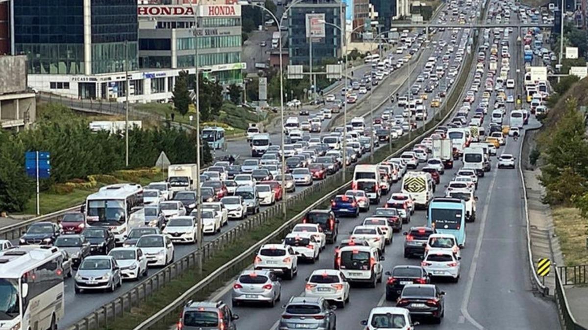 stanbul'da sabah saatlerinde trafik younluu yaanyor