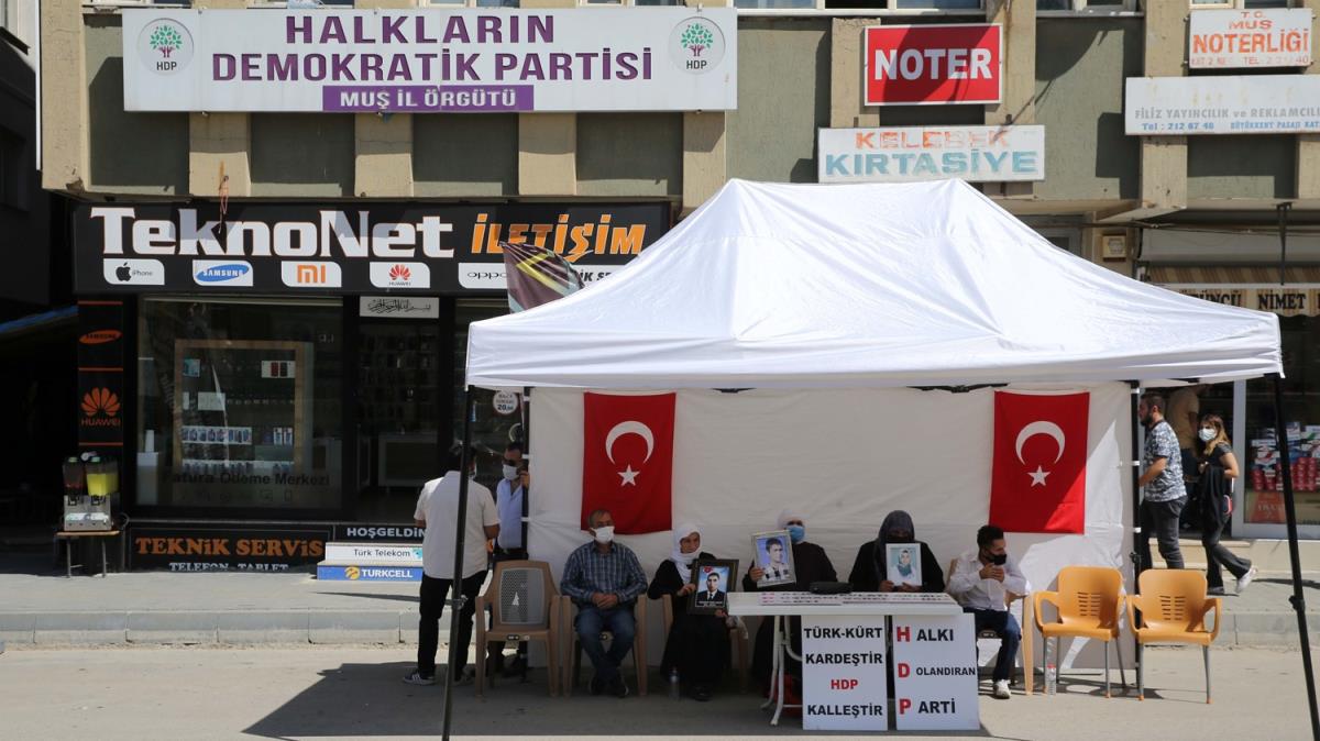 Mu'ta ocuklar PKK'l terristlerce daa karlan ailelerin HDP binas nndeki eylemi sryor