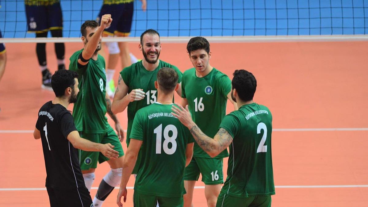 3'l voleybol turnuvasnda Bursa BBSK Fenerbahe'yi 3-1 ile geti