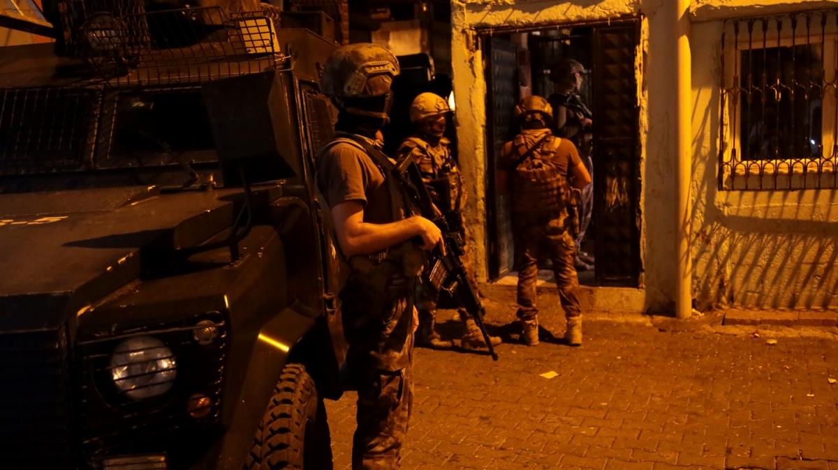 Adana'da uyuturucu operasyonunda 10 pheli gzaltna alnd