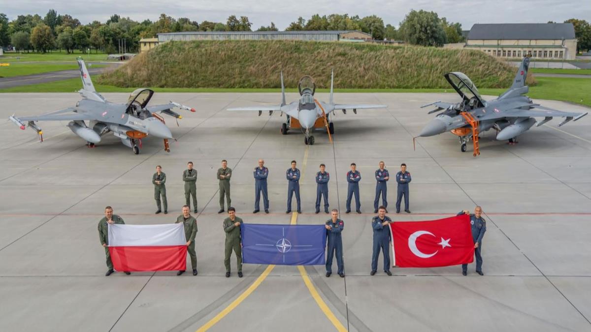 Trk jetleri NATO'nun ''hava polislii'' grevi sonrasnda yurda dnd