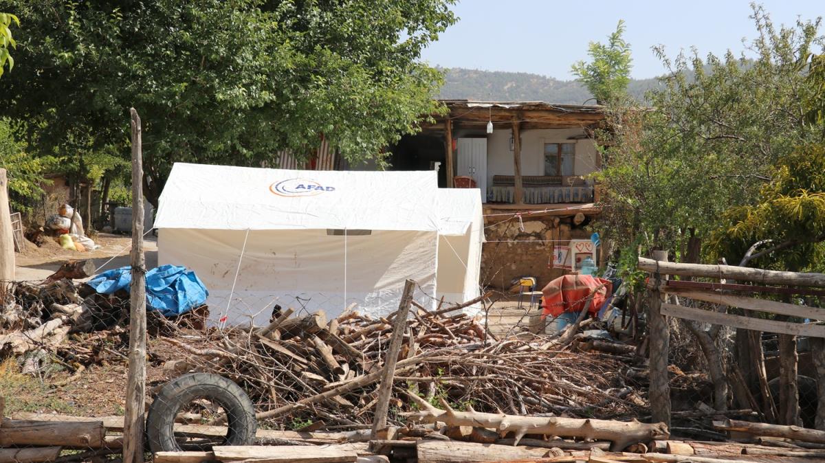 Denizli'deki depremlerin ardndan atlaklar oluan ev boaltld