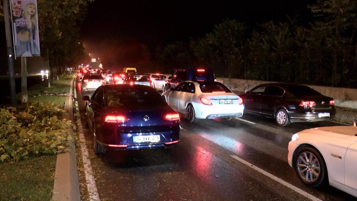 Devrilen aa trafii kilitledi