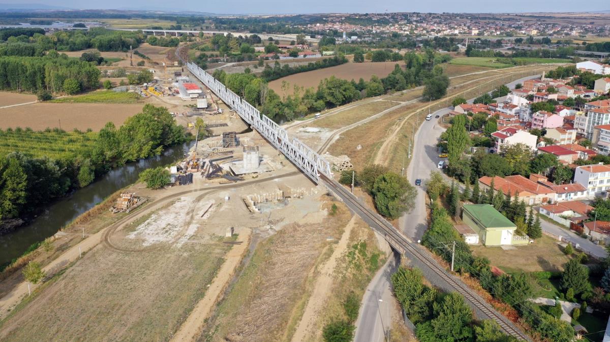 Halkal-Kapkule Demir Yolu Projesi'nin Edirne'deki viyadk almalar sryor