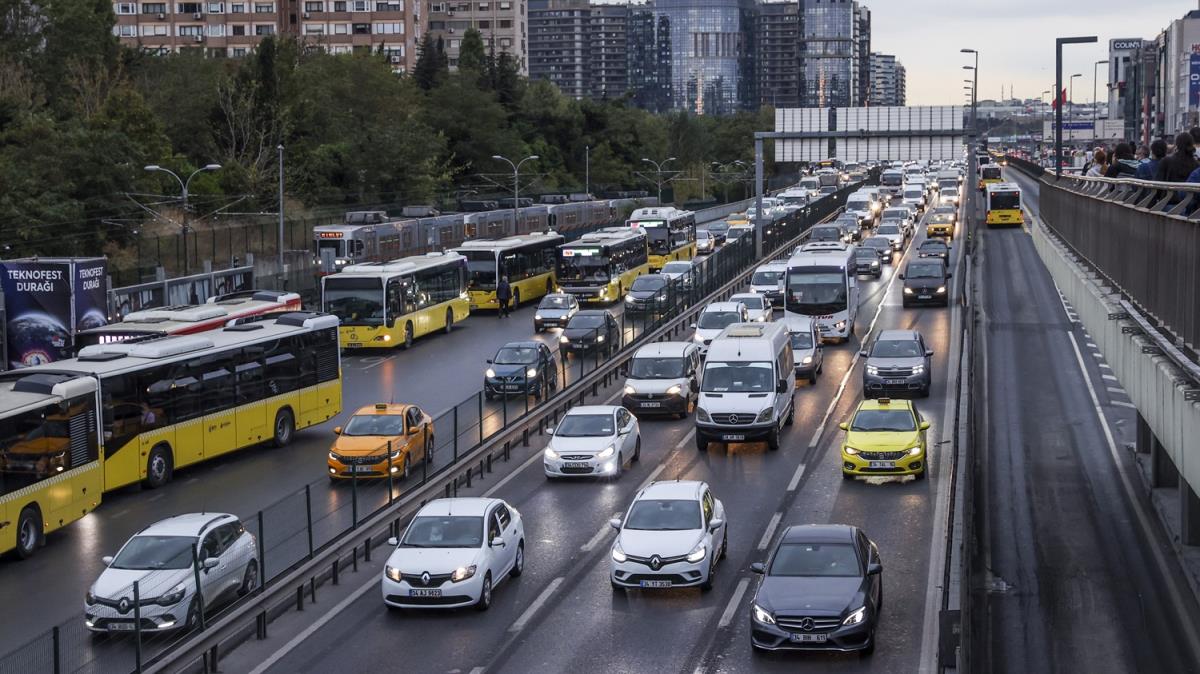 stanbul'da trafik younluu yaanyor