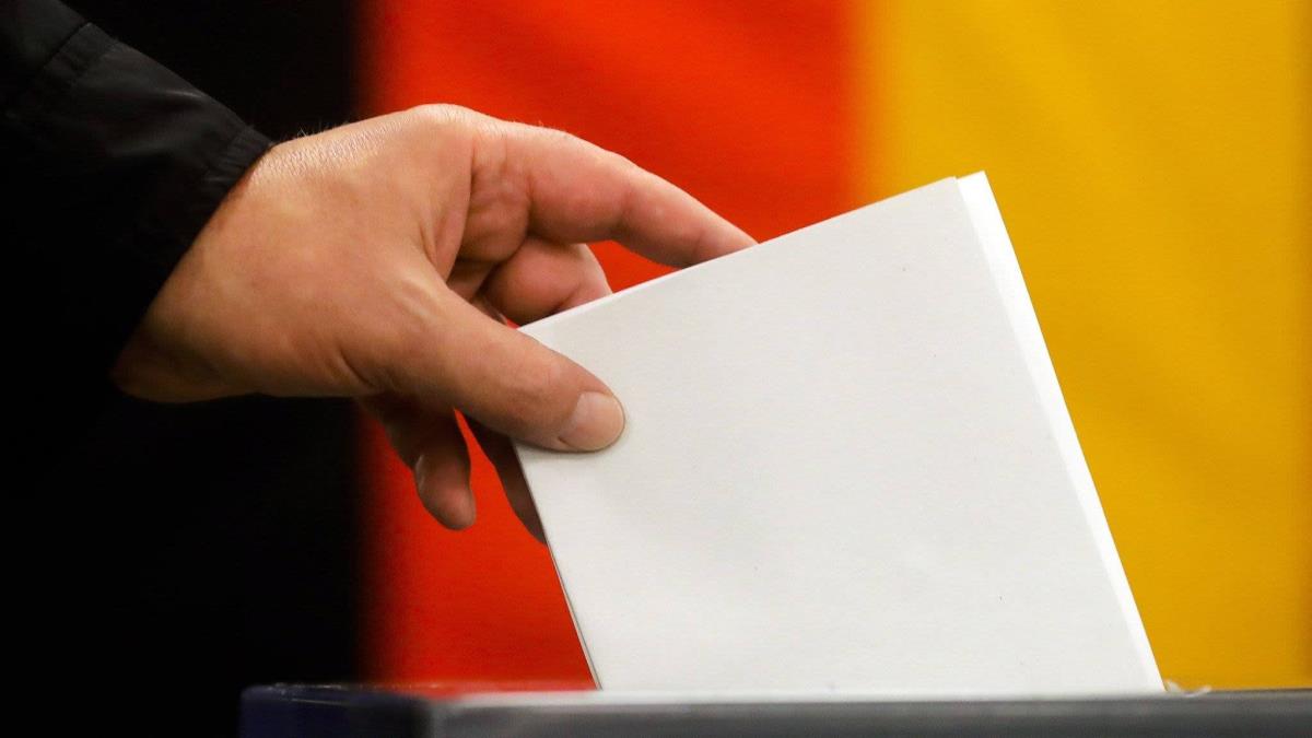 Almanya Babakan Angela Merkel'in koltuuna aday  isim vaatlerini aklad