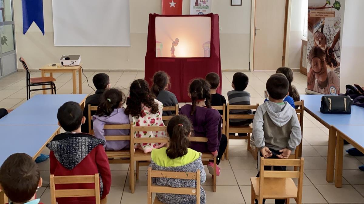 Koronavirs nlemlerini rencilere Karagz oyunu ile retiyor