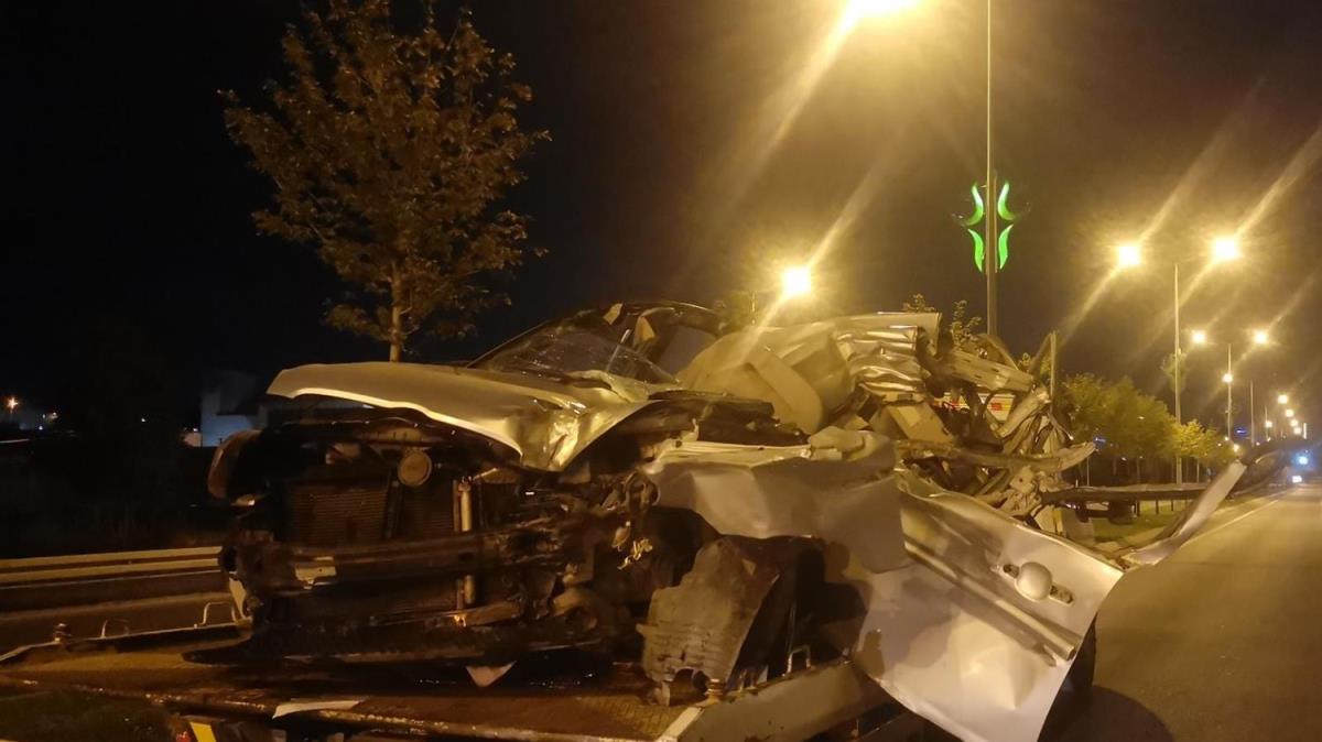Park halindeki kamyonete arpan otomobil srcs hayatn kaybetti