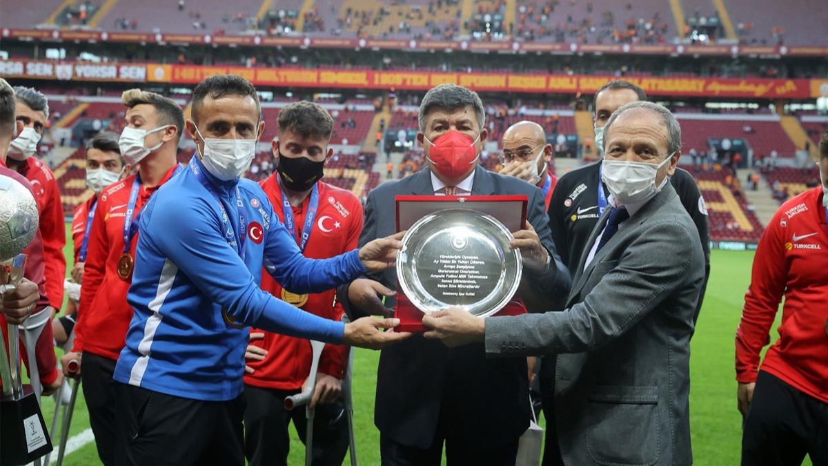 Galatasaray'dan Ampute Futbol Milli Takm'na plaket