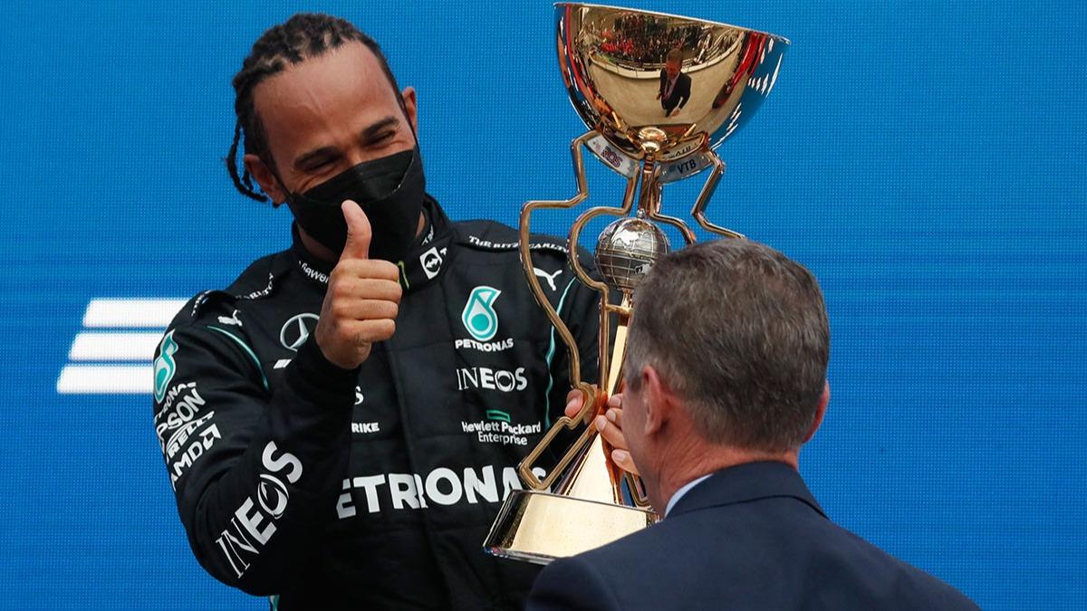 Lewis Hamilton'dan Rusya'da tarihi zafer