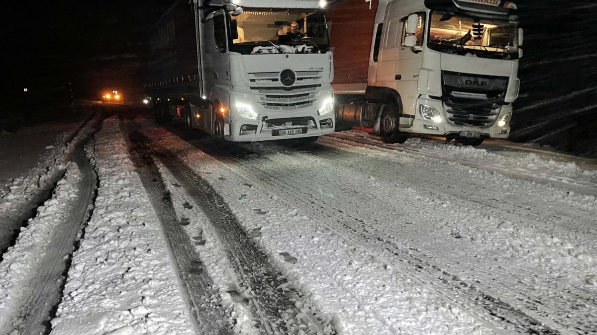 Trkiye'ye k erken geldi: Kar ve tipi yollar kapatt