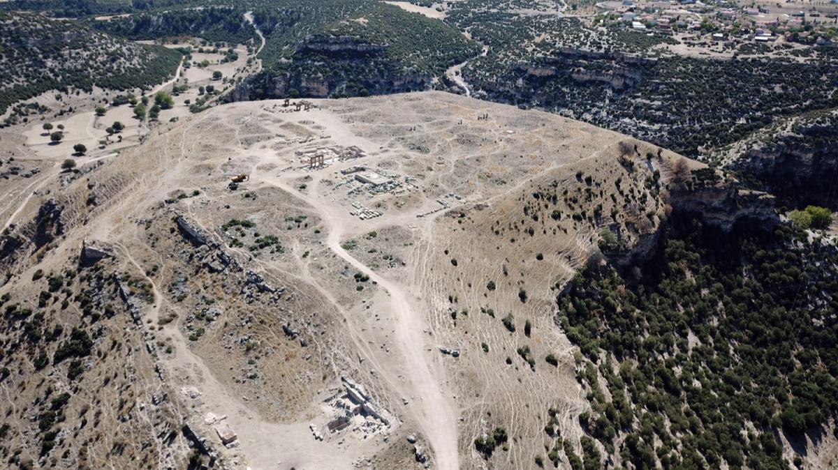 ''Makedon askerlerin kalesinde'' 400 kaya mezar tespit edildi