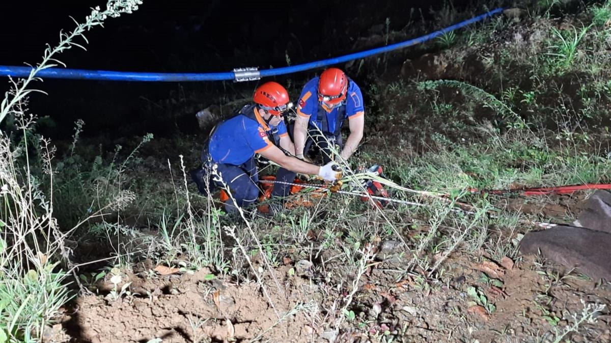Uuruma yuvarlanan kamyonetin srcs ld: Cesedi iki saatlik alma ile yola tand