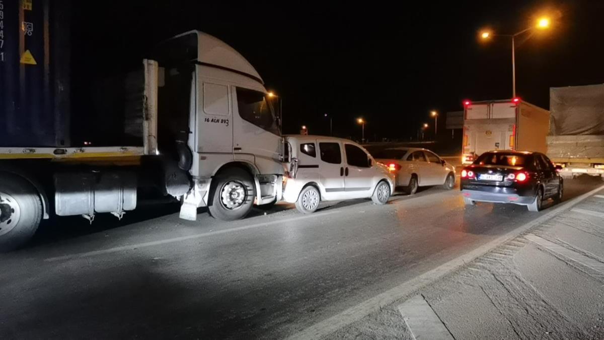 Karayolunda durdurduu TIR srcsn beyzbol sopasyla darbedip kat, zincirleme kazaya neden oldu