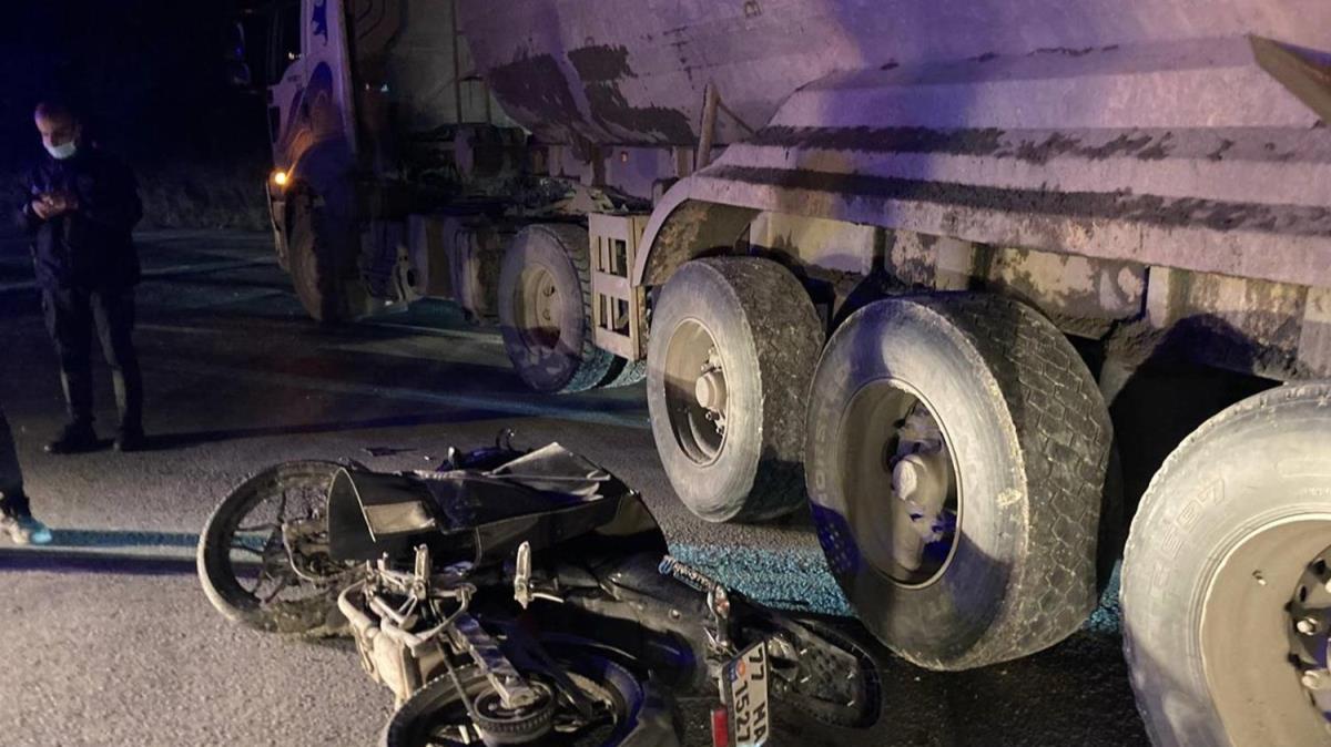 Hafriyat kamyonuyla arpan motosikletli hayatn kaybetti