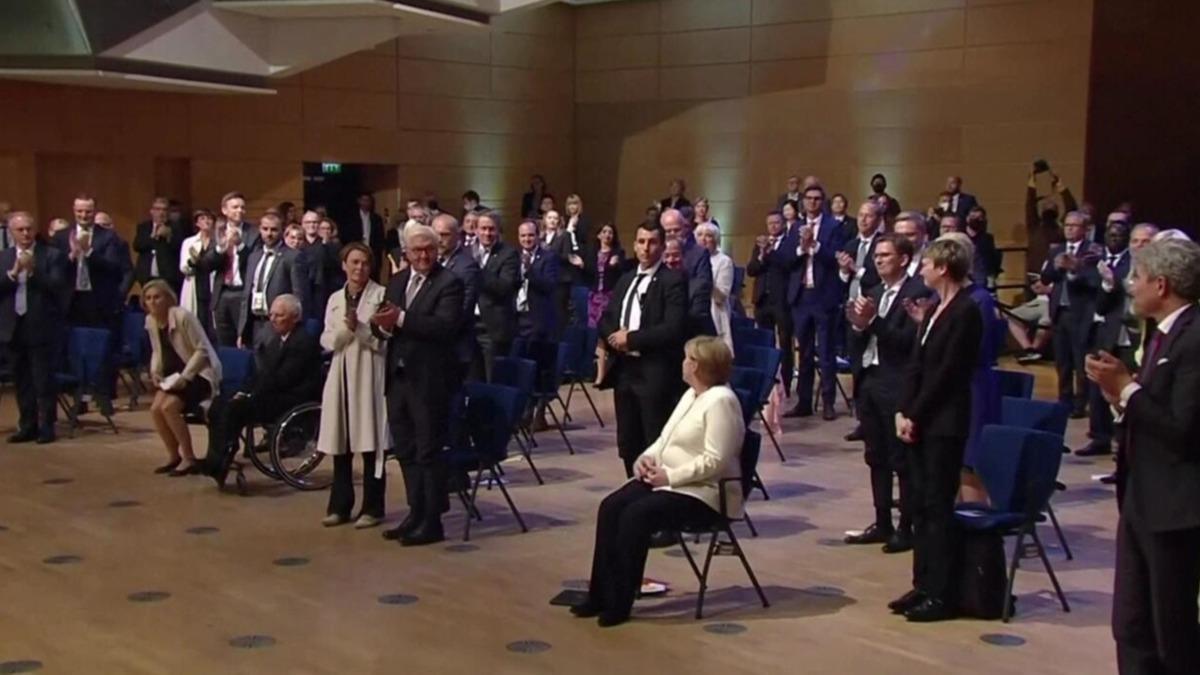 Merkel dakikalarca ayakta alkland