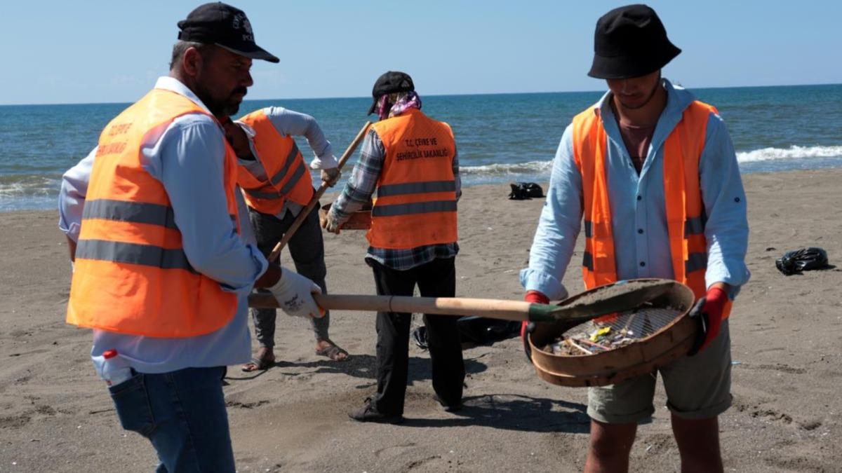 Hatay sahillerinde Suriye kaynakl petrol szntsnn temizlik almalar sryor