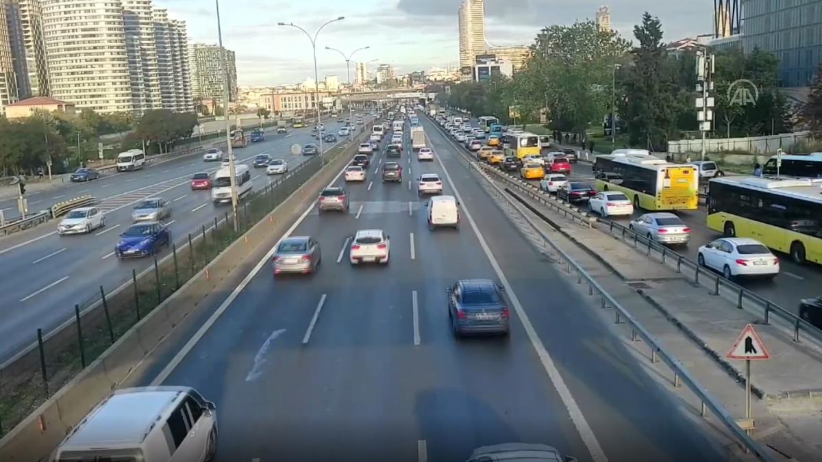 stanbul'da trafik younluu yaanyor