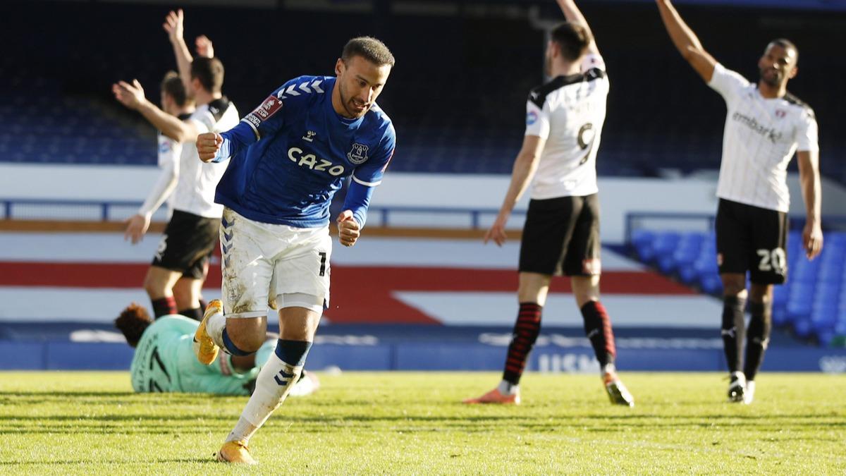 Cenk Tosun sahalara geri dnyor