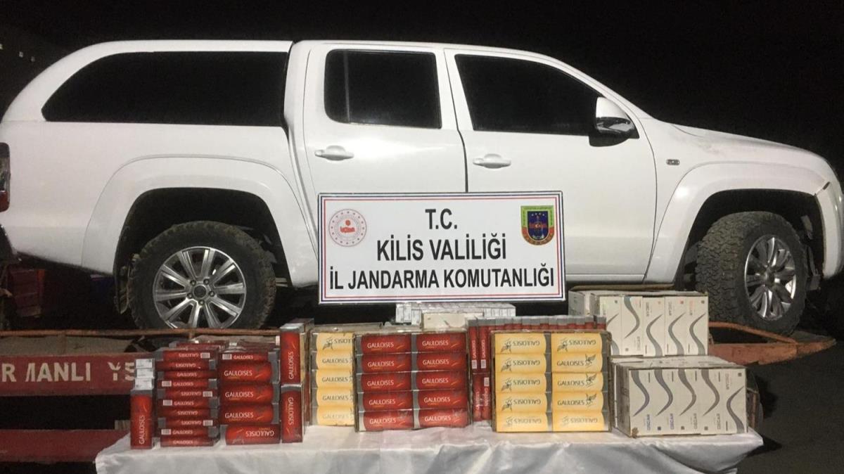 Kaak gmenleri tayan kamyonet arampole devrildi