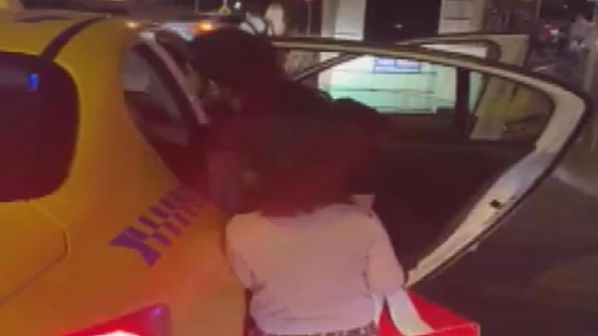 Yaanan anlar cep telefonu kamerasna yansd: ''Karnn taksisiyim'' dedi; ocuklu yolcuyu almad
