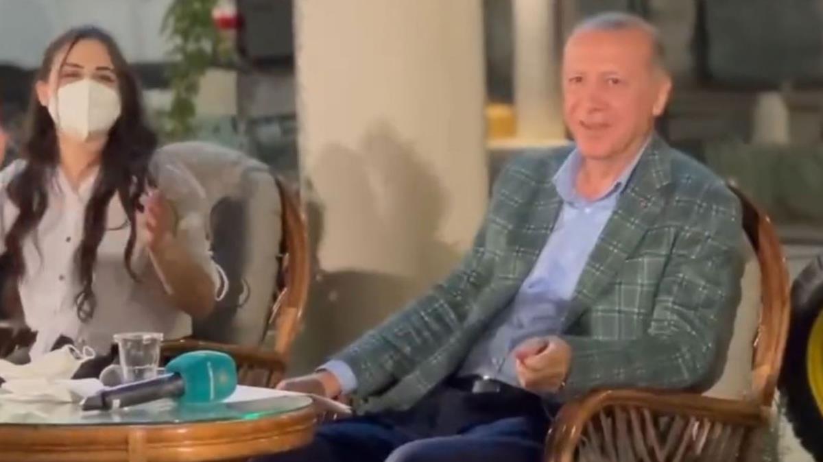 Cumhurbakan Erdoan genlerle birlikte trk syledi: te o anlar