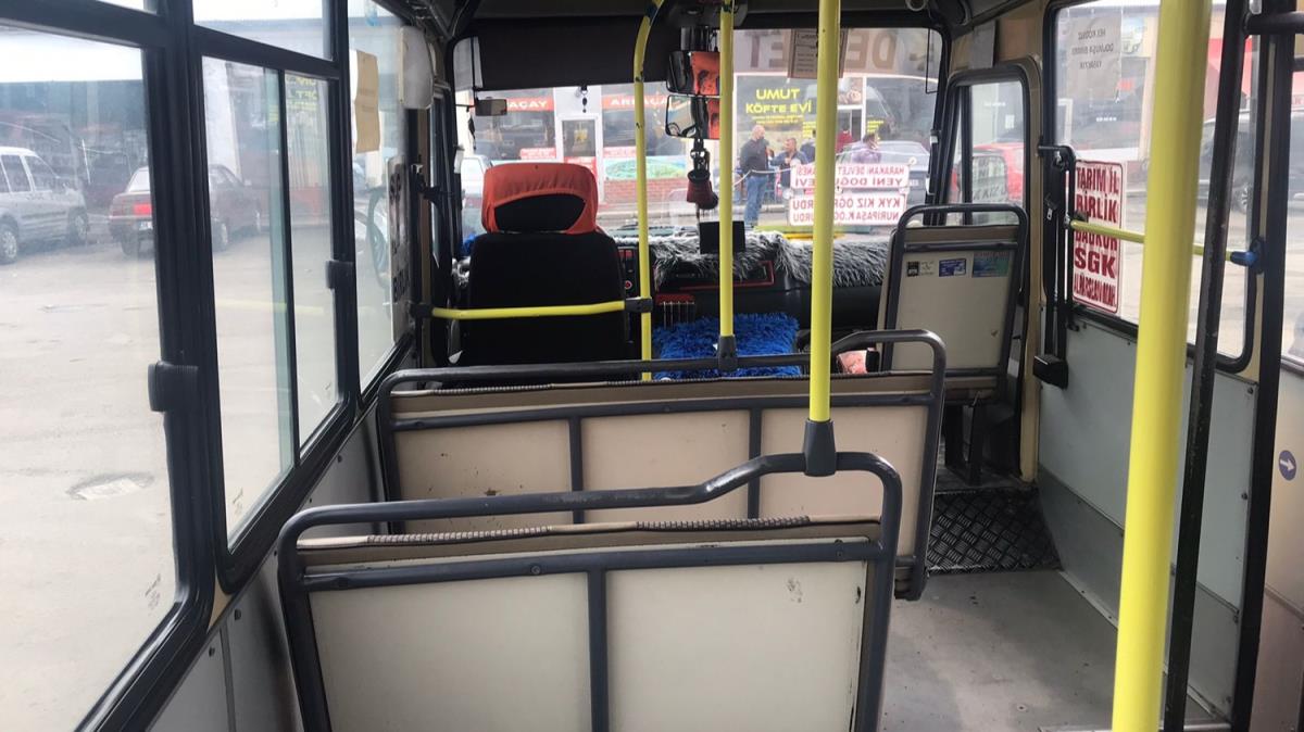 Maske takmalar iin uyard, 4 kii tarafndan bakland