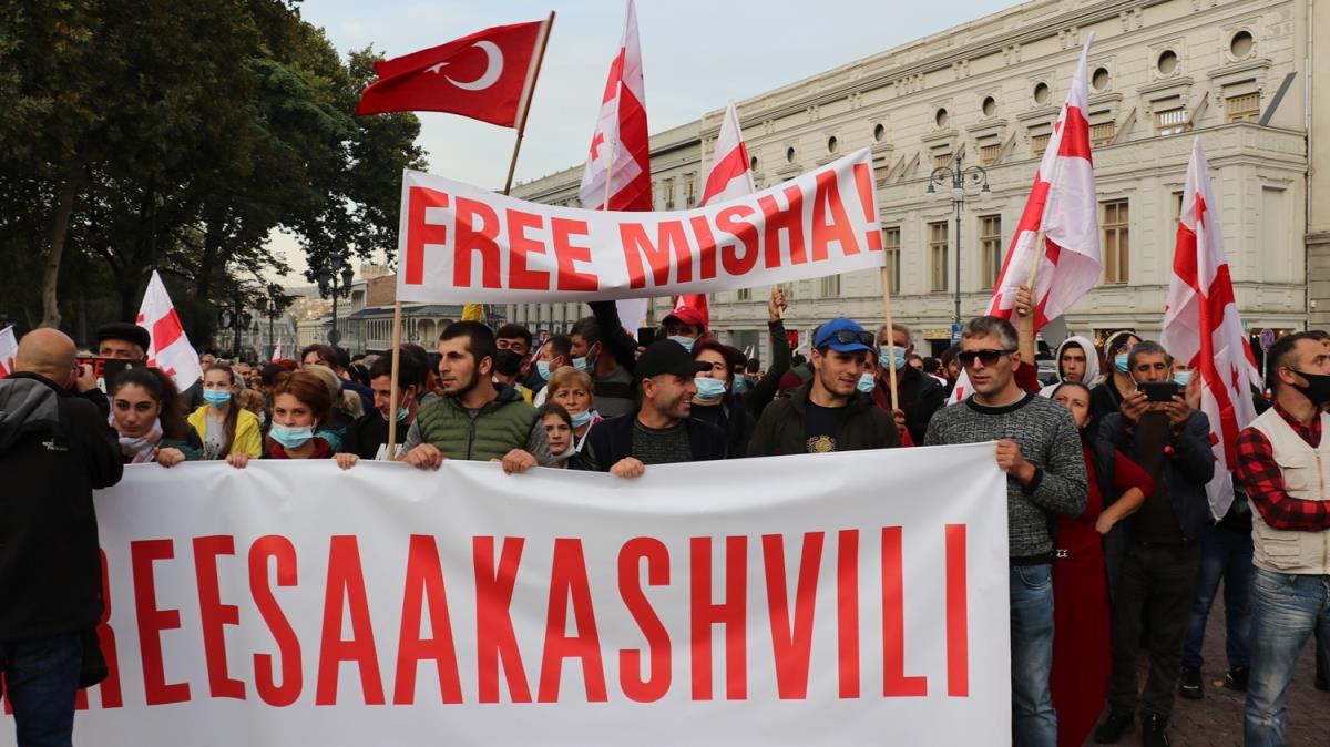 Grcistan'da binlerce kii tutuklu eski Cumhurbakan Saakavili iin sokaa kt
