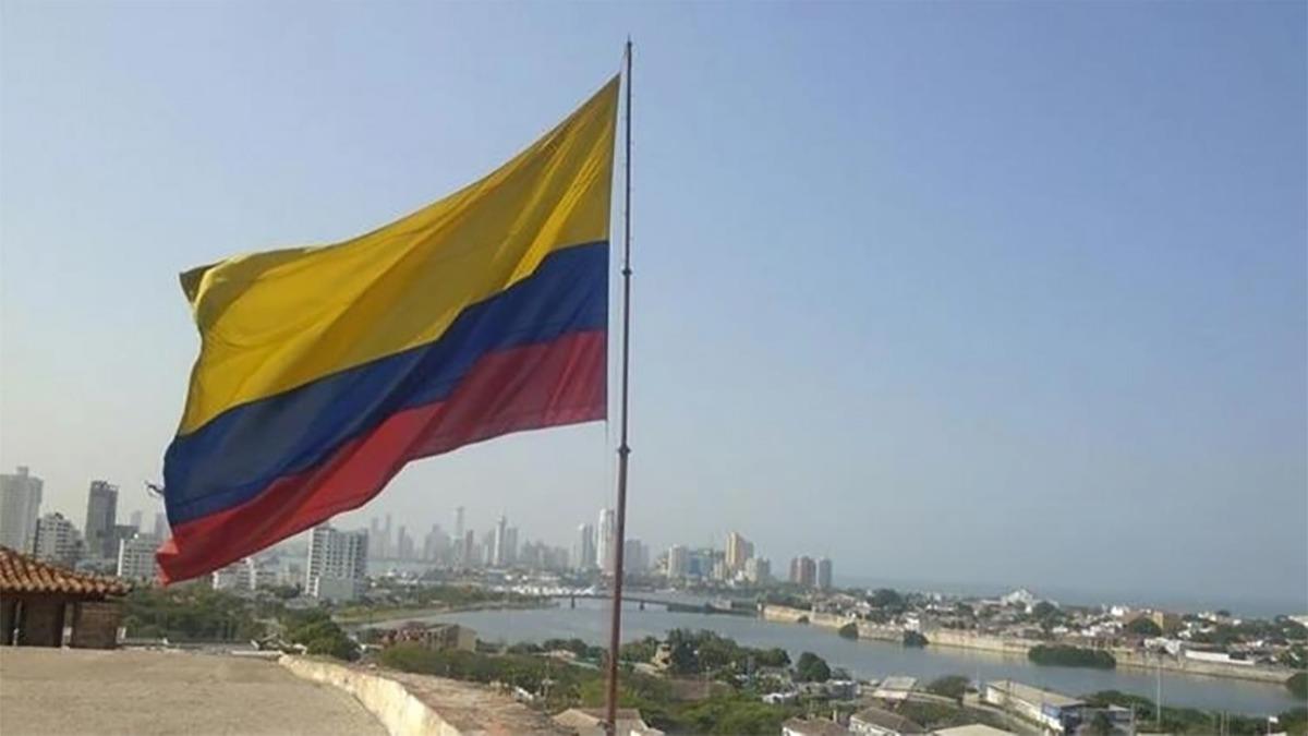 Kolombiya'dan Panama'ya nehirden gemek isteyen 4 gmen bouldu
