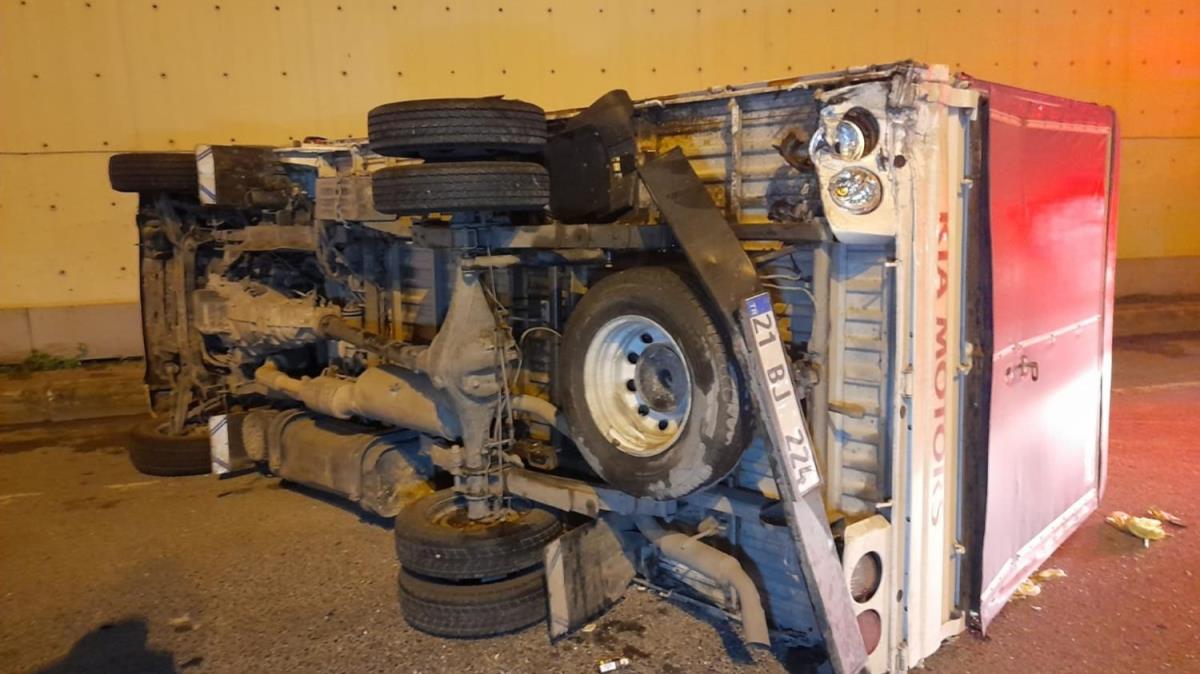 Bayrampaa TEM Balant yolunda otomobilin arpt kamyonet devrildi; 2 yaral