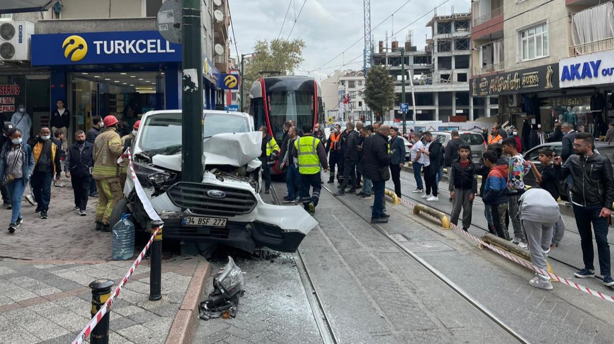 Zeytinburnu'nda panelvan ile tramvay arpt