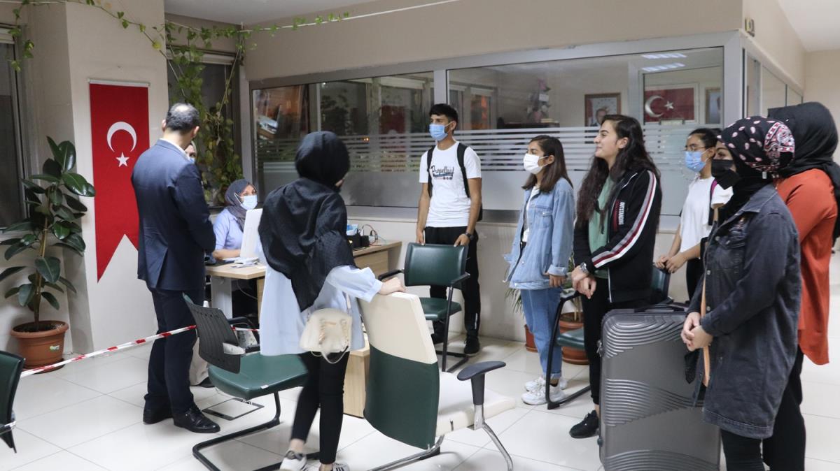 Siirt Belediyesi, barnma sorunu yaayan 350 renciyi geici olarak yurt ve misafirhanelerde konuk etti