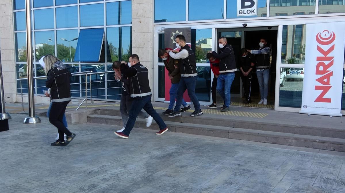 Uak ve Denizli'de e zamanl uyuturucu baskn