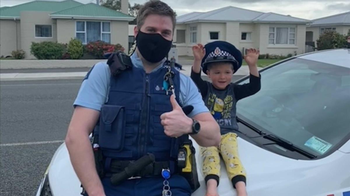 Yeni Zelanda'da 4 yandaki ocuk, oyuncaklarn gstermek iin polisi arad