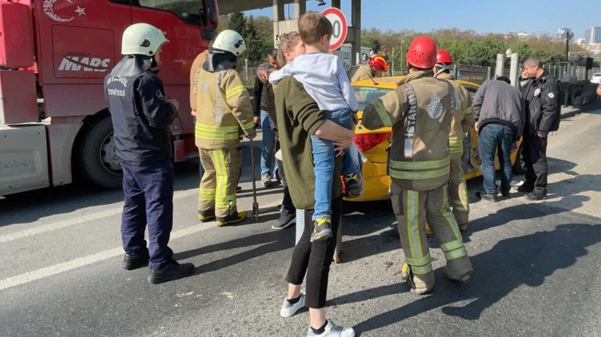 Avclar'daki trafik kazasnda iki ara ayn giede skt