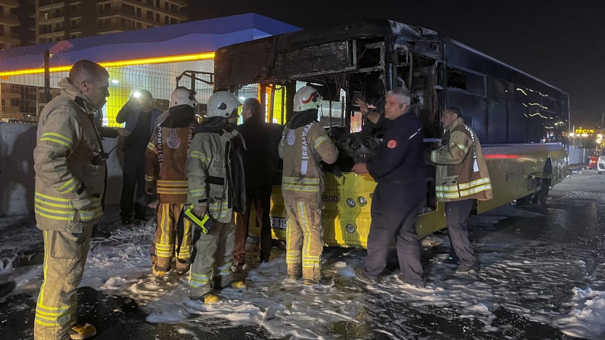 stanbul'da park halindeki ETT otobs yand