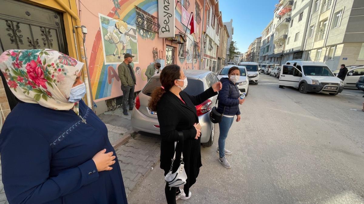 Okul servisi ve otomobil srcleri arasnda silahl kavga kt, bir kii yaraland